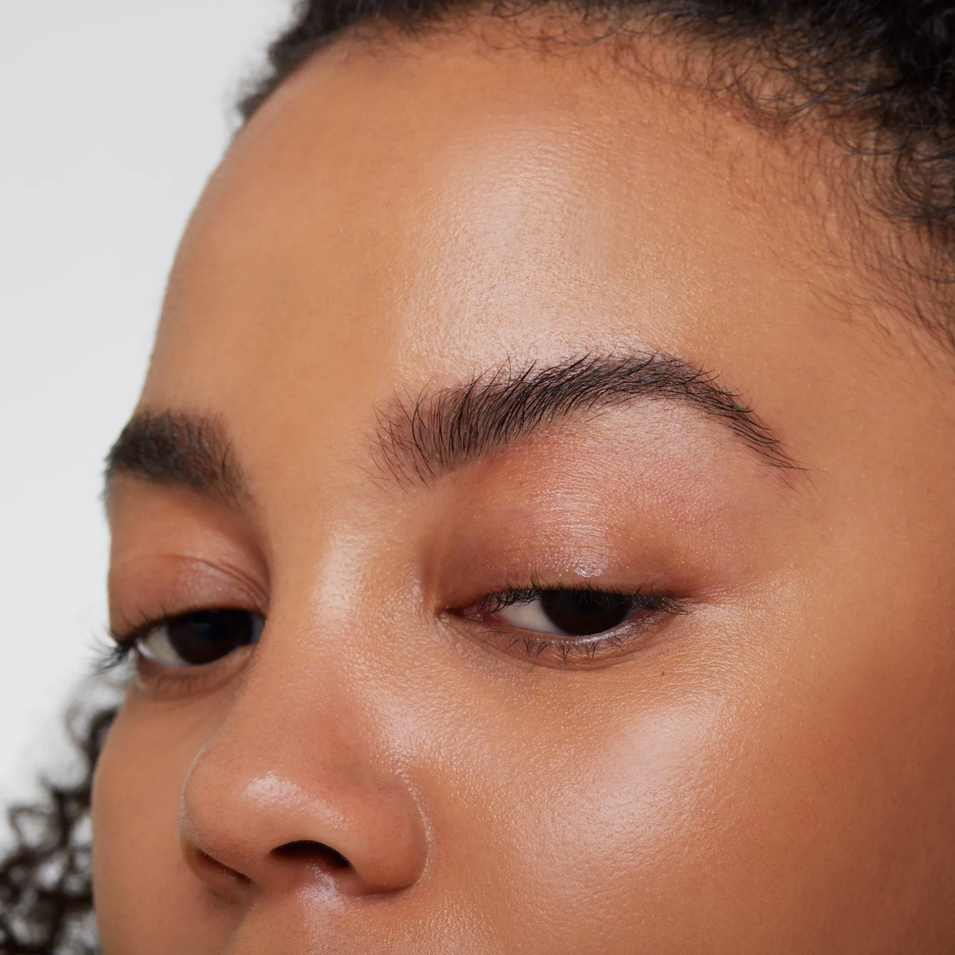 Wenkbrauwen|Mascara^essence GROW LIKE A BOSS WIMPER & WENKBRAUW GROEISERUM
