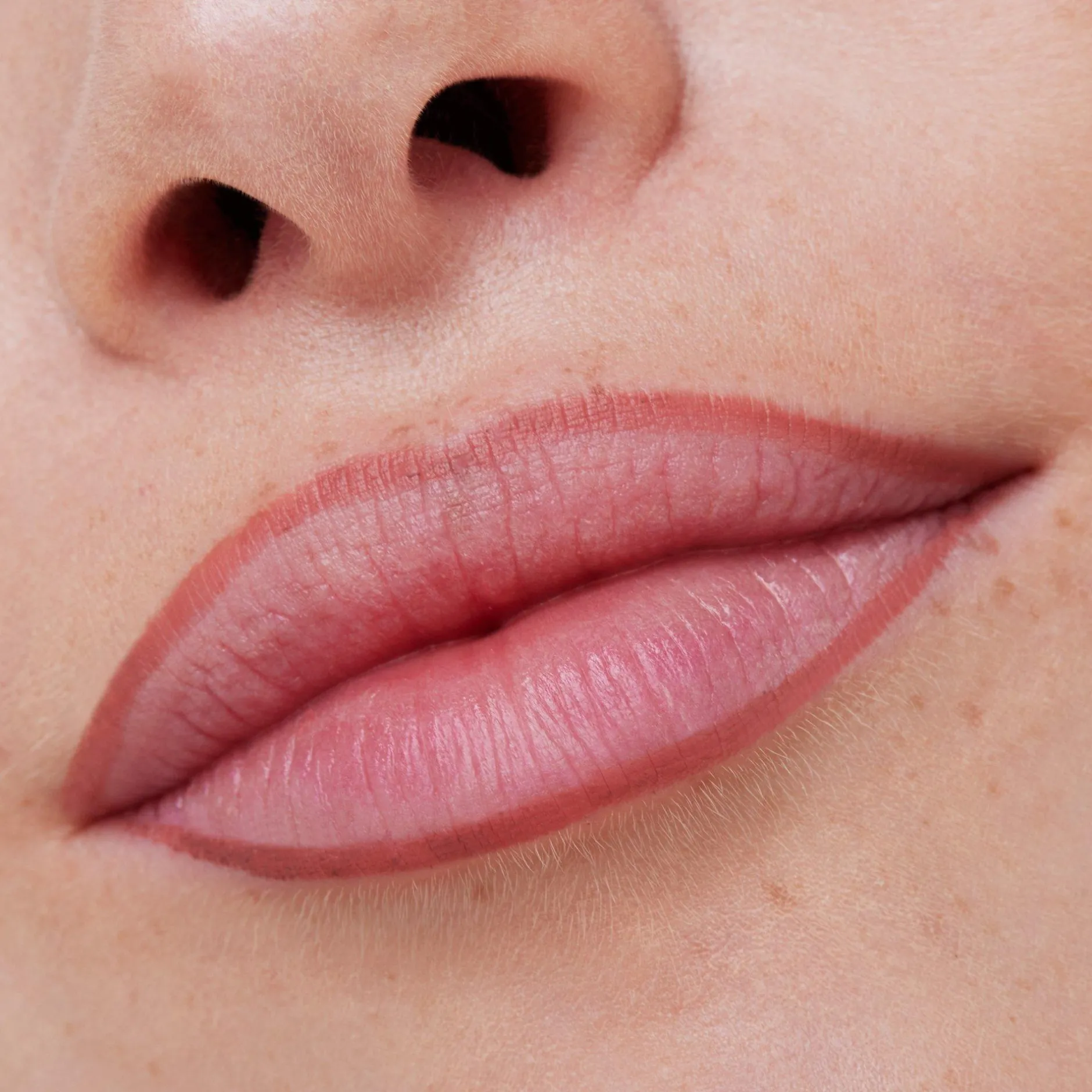 Lipliner^essence 8h MATTE comfort lipliner 02 - Silky Hazelnut