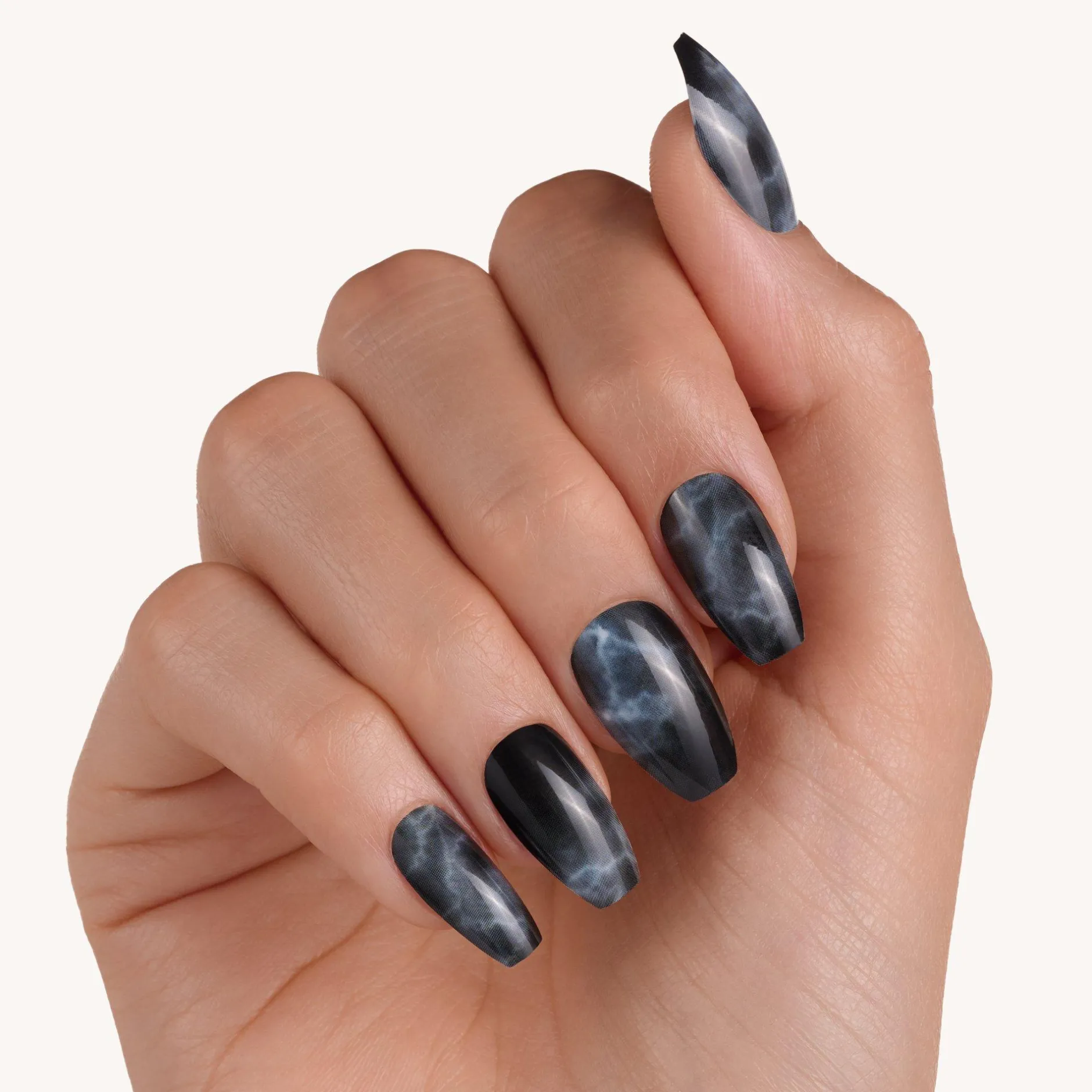 Nail Art^essence nagels in stijl 17 - YOU'RE MARBELLOUS
