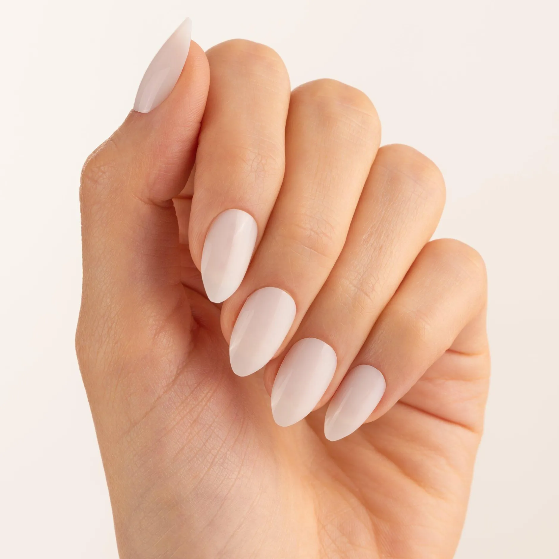 Nail Art^essence nagels in stijl 15 - KEEP IT BASIC
