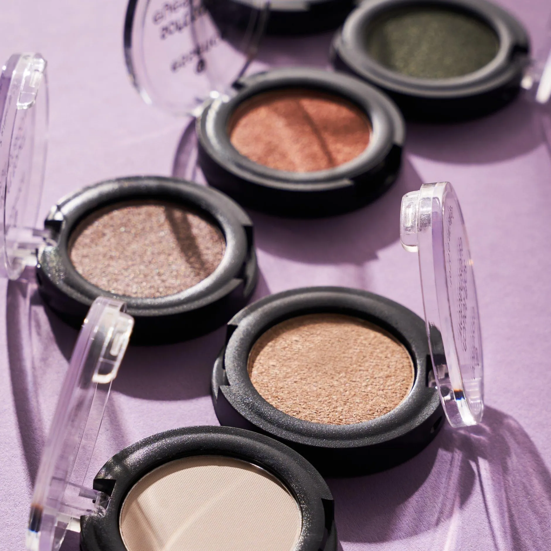 Oogschaduw^essence soft touch eyeshadow 05 - Secret Woods